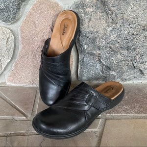 EUC Clarks black leather clogs size 10